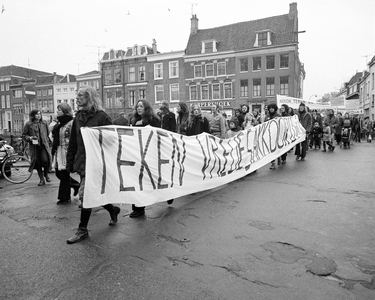400561 Afbeelding van de demonstratie tegen de oorlog in Vietnam op de Smeebrug over de Oudegracht te Utrecht. Op de ...